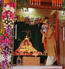 PM Nardendra Modidoing pooja of Shri Ramlala in Ayodhya-Featured